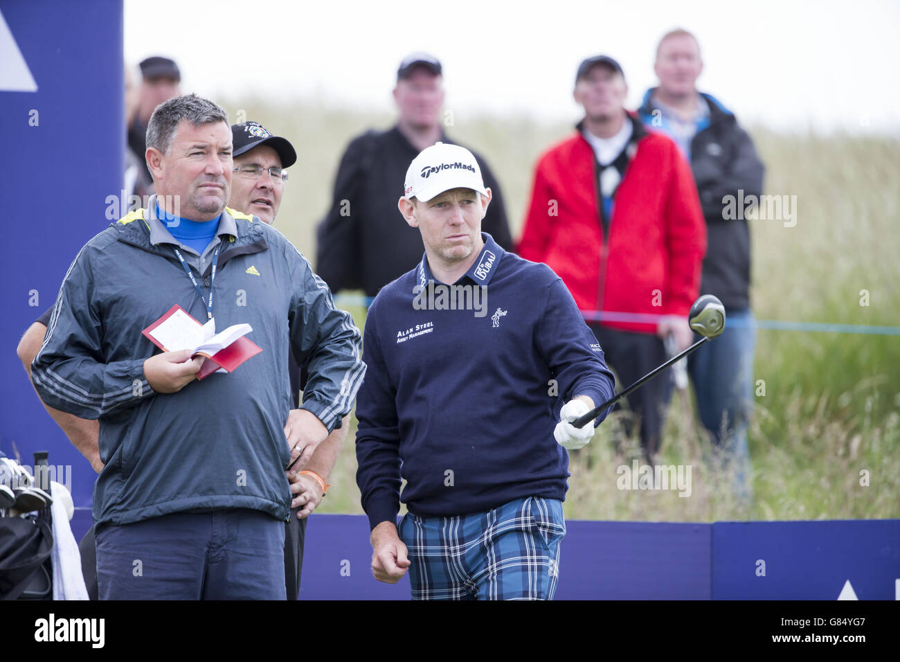 Der schottische Stephen Gallacher wählt seine Linie am 18. Mit Hilfe seines Caddys während eines Voraustages vor den Scottish Open im Gullane Golf Club, East Lothian. DRÜCKEN SIE VERBANDSFOTO. Bilddatum: Mittwoch, 8. Juli 2015. Siehe PA Geschichte GOLF Gullane. Der Bildnachweis sollte lauten: Kenny Smith/PA Wire. EINSCHRÄNKUNGEN: Keine kommerzielle Nutzung. Keine falsche kommerzielle Vereinigung. Keine Videoemulation. Keine Bildbearbeitung. Stockfoto