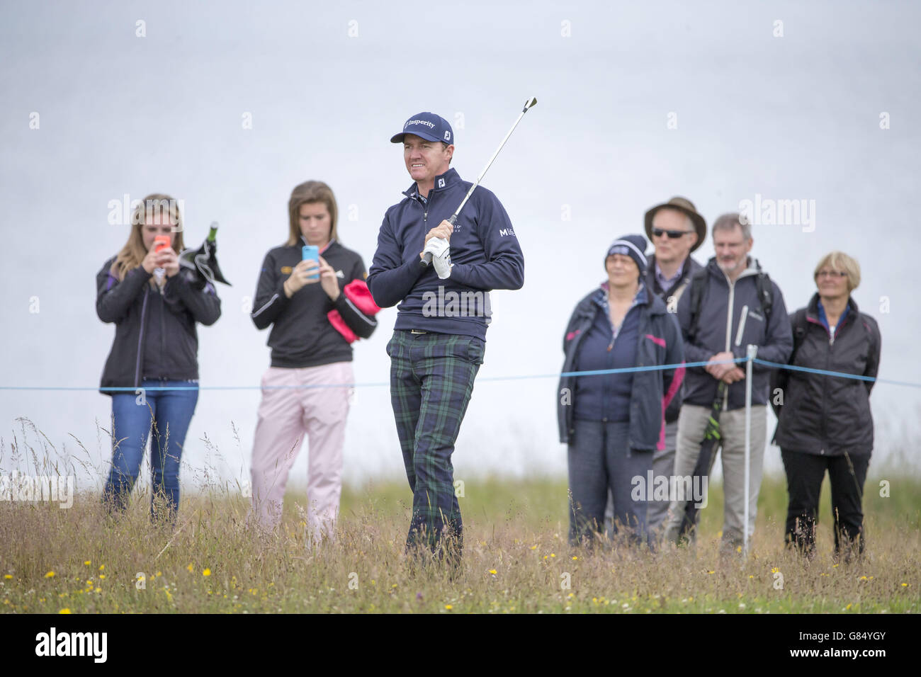 Der US-Amerikaner Jimmy Walker über den Anflug auf das 9. Grün während eines Voraustages vor den Scottish Open im Gullane Golf Club, East Lothian. DRÜCKEN SIE VERBANDSFOTO. Bilddatum: Mittwoch, 8. Juli 2015. Siehe PA Geschichte GOLF Gullane. Der Bildnachweis sollte lauten: Kenny Smith/PA Wire. EINSCHRÄNKUNGEN: Keine kommerzielle Nutzung. Keine falsche kommerzielle Vereinigung. Keine Videoemulation. Keine Bildbearbeitung. Stockfoto
