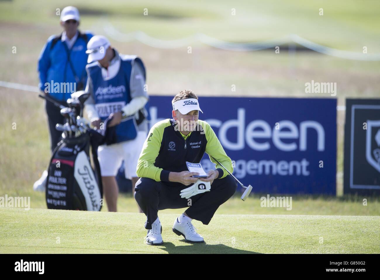 Englands Ian Poulter legt seinen Putt am ersten Tag der Scottish Open im Gullane Golf Club, East Lothian, auf dem 2. Green an. DRÜCKEN SIE VERBANDSFOTO. Bilddatum: Donnerstag, 9. Juli 2015. Siehe PA Geschichte GOLF Gullane. Der Bildnachweis sollte lauten: Kenny Smith/PA Wire. EINSCHRÄNKUNGEN: Keine kommerzielle Nutzung. Keine falsche kommerzielle Vereinigung. Keine Videoemulation. Keine Bildbearbeitung. Stockfoto