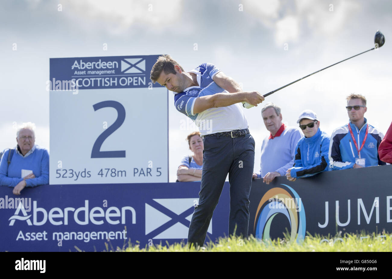 Der englische Robert Rock schlägt am zweiten Loch des ersten Tages der Scottish Open im Gullane Golf Club, East Lothian, ab. DRÜCKEN SIE VERBANDSFOTO. Bilddatum: Donnerstag, 9. Juli 2015. Siehe PA Geschichte GOLF Gullane. Der Bildnachweis sollte lauten: Kenny Smith/PA Wire. EINSCHRÄNKUNGEN: Keine kommerzielle Nutzung. Keine falsche kommerzielle Vereinigung. Keine Videoemulation. Keine Bildbearbeitung. Stockfoto