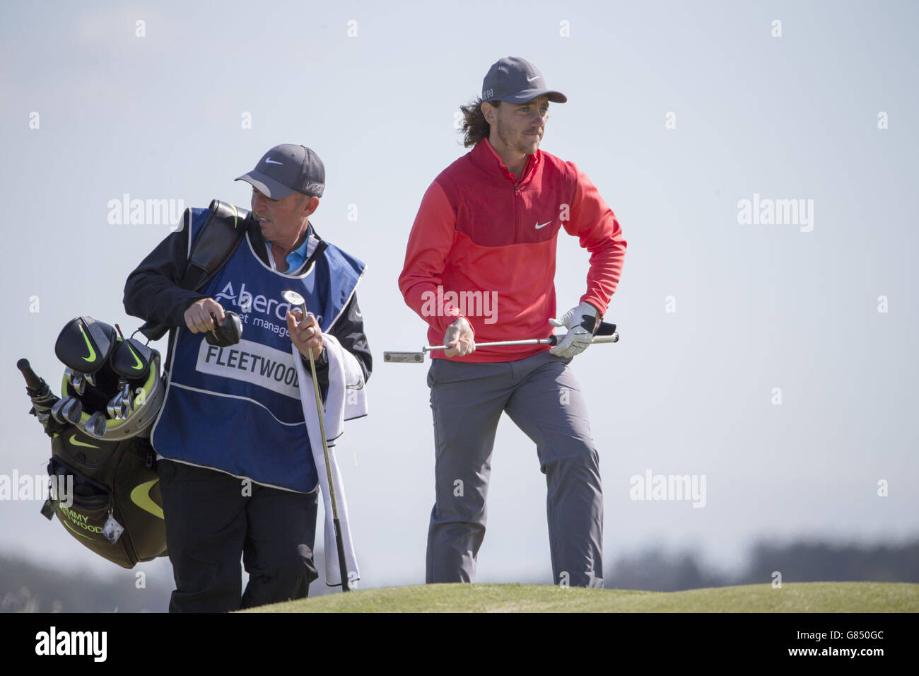Englands Tommy Fleetwood landet am ersten Tag der Scottish Open im Gullane Golf Club, East Lothian, auf dem achten Grün. DRÜCKEN SIE VERBANDSFOTO. Bilddatum: Donnerstag, 9. Juli 2015. Siehe PA Geschichte GOLF Gullane. Der Bildnachweis sollte lauten: Kenny Smith/PA Wire. EINSCHRÄNKUNGEN: Keine kommerzielle Nutzung. Keine falsche kommerzielle Vereinigung. Keine Videoemulation. Keine Bildbearbeitung. Stockfoto