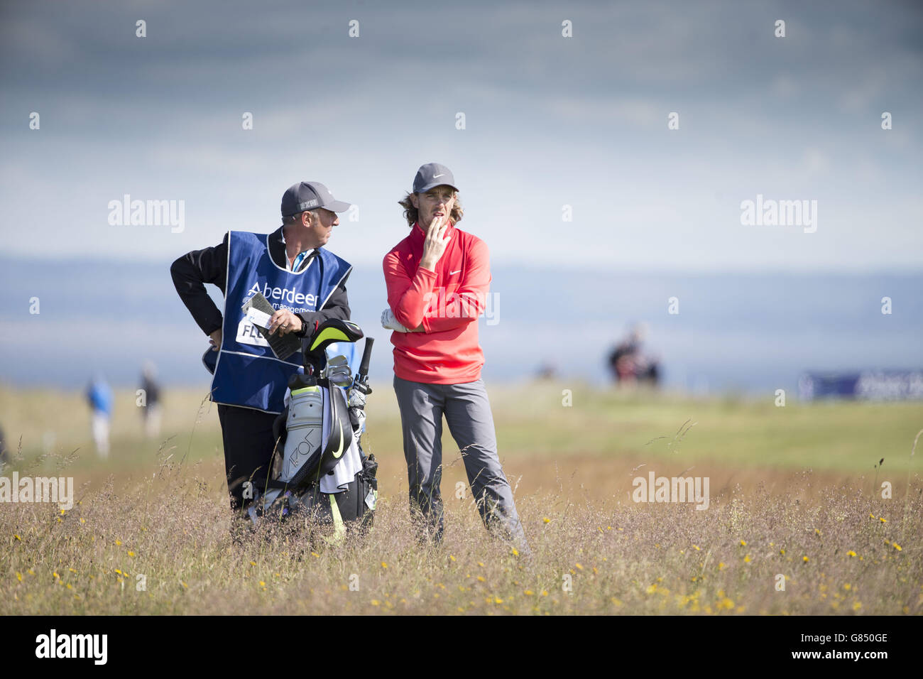 Der englische Tommy Fleetwood wägt seine Optionen vom tiefen Rough auf dem 9. Loch während des ersten Tages der Scottish Open im Gullane Golf Club, East Lothian, ab. DRÜCKEN SIE VERBANDSFOTO. Bilddatum: Donnerstag, 9. Juli 2015. Siehe PA Geschichte GOLF Gullane. Der Bildnachweis sollte lauten: Kenny Smith/PA Wire. EINSCHRÄNKUNGEN: Nur für redaktionelle Zwecke. Keine kommerzielle Nutzung. Keine falsche kommerzielle Vereinigung. Keine Videoemulation. Keine Bildbearbeitung. Stockfoto