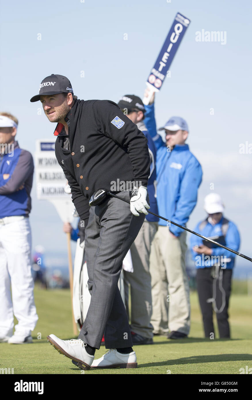 Der nordirische Graeme McDowell schlägt am ersten Tag der Scottish Open im Gullane Golf Club, East Lothian, am 5. Loch ab. DRÜCKEN SIE VERBANDSFOTO. Bilddatum: Donnerstag, 9. Juli 2015. Siehe PA Geschichte GOLF Gullane. Der Bildnachweis sollte lauten: Kenny Smith/PA Wire. EINSCHRÄNKUNGEN: Keine kommerzielle Nutzung. Keine falsche kommerzielle Vereinigung. Keine Videoemulation. Keine Bildbearbeitung. Stockfoto