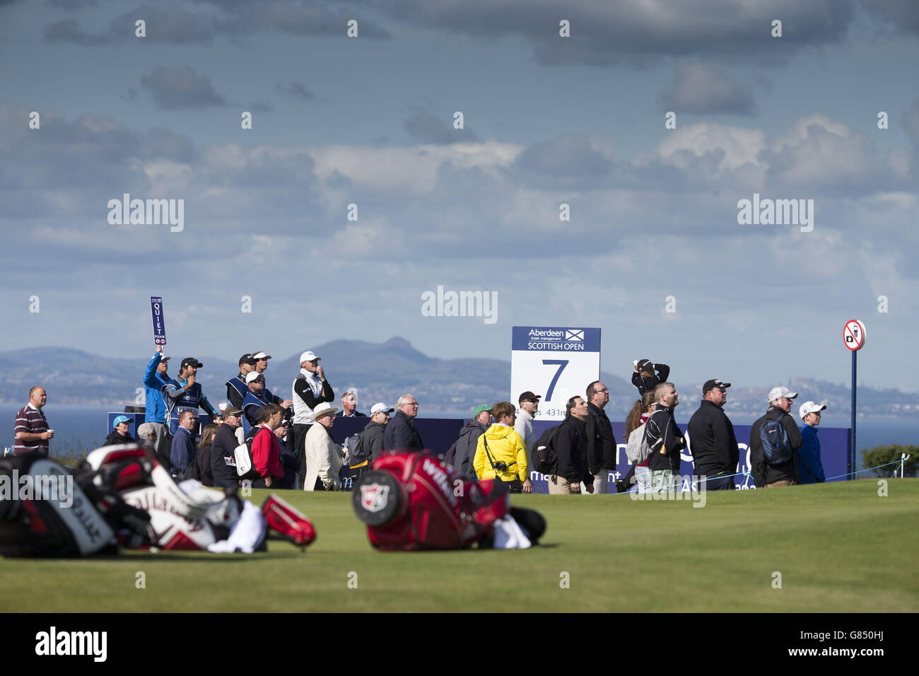 Schottlands Paul Lawrie schlägt am 7. Loch mit dem Kingdom of Fife im Hintergrund während des ersten Tages der Scottish Open im Gullane Golf Club, East Lothian ab. DRÜCKEN Sie VERBANDSFOTO. Bilddatum: Donnerstag, 9. Juli 2015. Siehe PA Geschichte GOLF Gullane. Bildnachweis sollte lauten: Kenny Smith/PA Wire. EINSCHRÄNKUNGEN: . Keine kommerzielle Nutzung. Keine falsche kommerzielle Verbindung. Keine Videoemulation. Keine Bildbearbeitung. Stockfoto