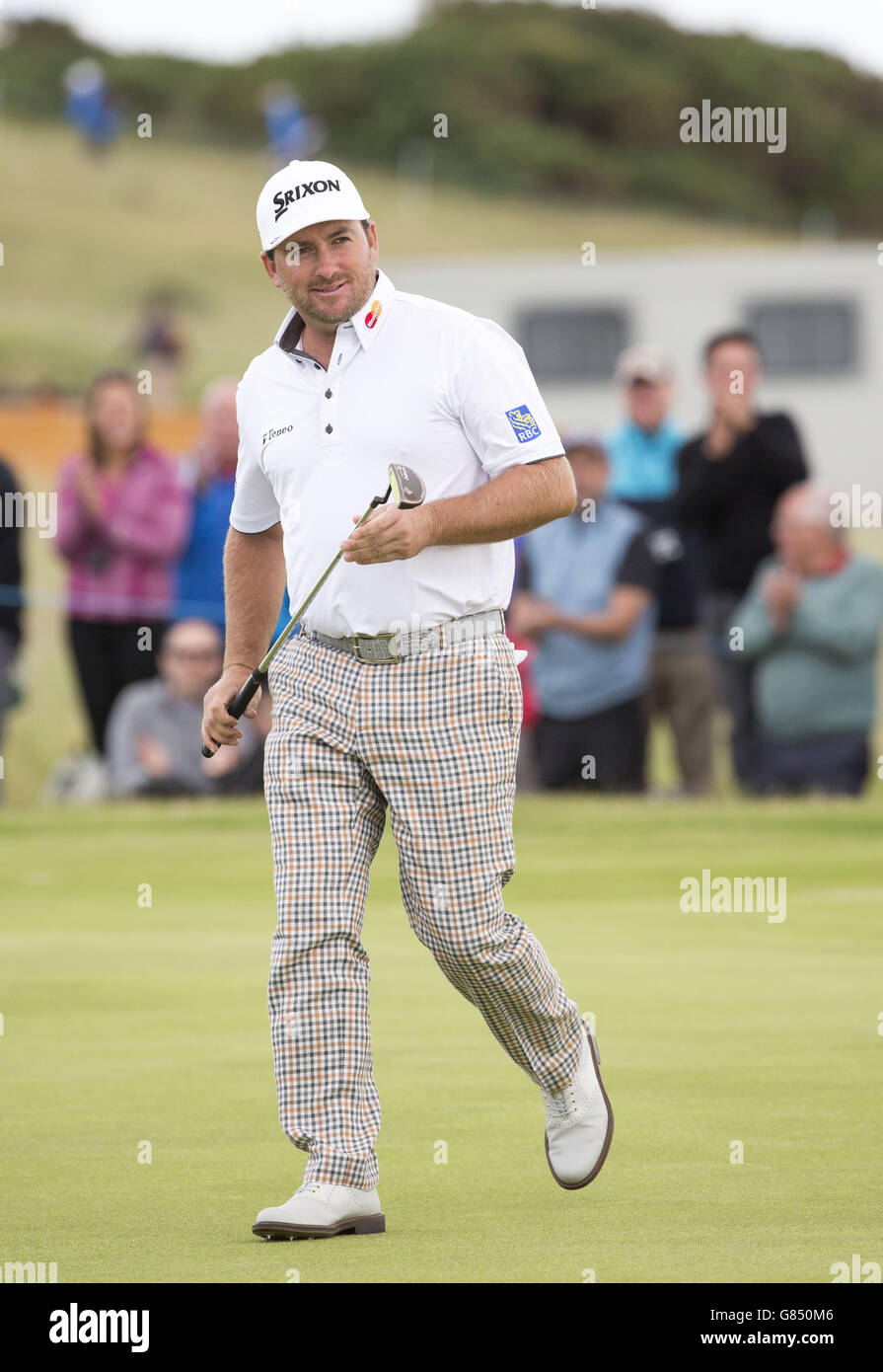 Der nordirische Graeme McDowell bereitet sich darauf vor, am sechsten Tag der Scottish Open im Gullane Golf Club, East Lothian, auf das Birdie zu putten. DRÜCKEN SIE VERBANDSFOTO. Bilddatum: Samstag, 11. Juli 2015. Siehe PA Geschichte GOLF Gullane. Der Bildnachweis sollte lauten: Kenny Smith/PA Wire. EINSCHRÄNKUNGEN: Nur für redaktionelle Zwecke. Keine kommerzielle Nutzung. Keine falsche kommerzielle Vereinigung. Keine Videoemulation. Keine Bildbearbeitung. Stockfoto