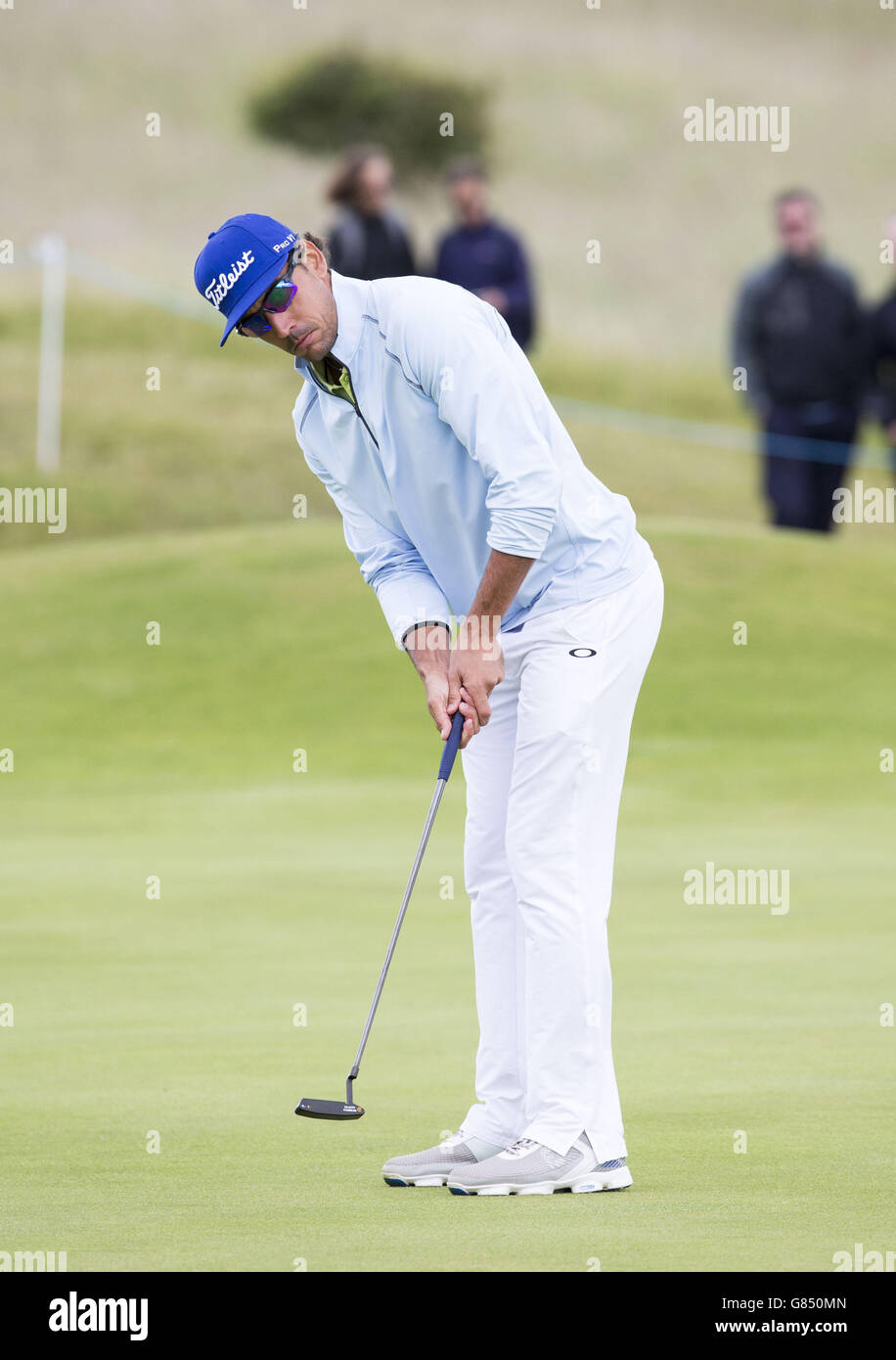 Am dritten Tag der Scottish Open im Gullane Golf Club, East Lothian, macht der spanische Rafa Cabrera-Bello wegen Birdie auf das 6. Loch. DRÜCKEN SIE VERBANDSFOTO. Bilddatum: Samstag, 11. Juli 2015. Siehe PA Geschichte GOLF Gullane. Der Bildnachweis sollte lauten: Kenny Smith/PA Wire. EINSCHRÄNKUNGEN: Keine kommerzielle Nutzung. Keine falsche kommerzielle Vereinigung. Keine Videoemulation. Keine Bildbearbeitung. Stockfoto