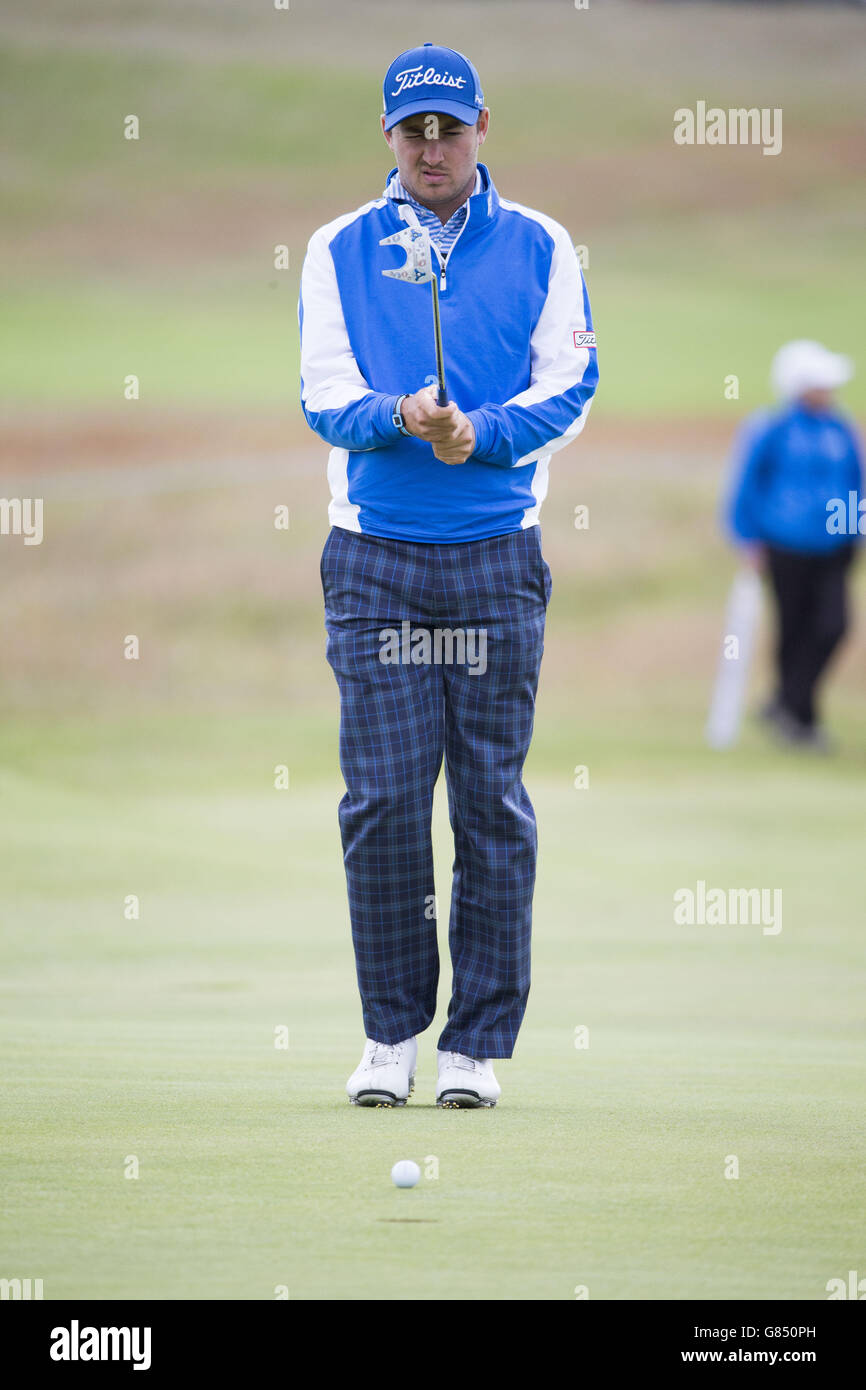 Am dritten Tag der Scottish Open im Gullane Golf Club, East Lothian, legt der englische Daniel Brooks seinen Putt auf dem 16. Green an. DRÜCKEN SIE VERBANDSFOTO. Bilddatum: Samstag, 11. Juli 2015. Siehe PA Geschichte GOLF Gullane. Der Bildnachweis sollte lauten: Kenny Smith/PA Wire. EINSCHRÄNKUNGEN: Keine kommerzielle Nutzung. Keine falsche kommerzielle Vereinigung. Keine Videoemulation. Keine Bildbearbeitung. Stockfoto