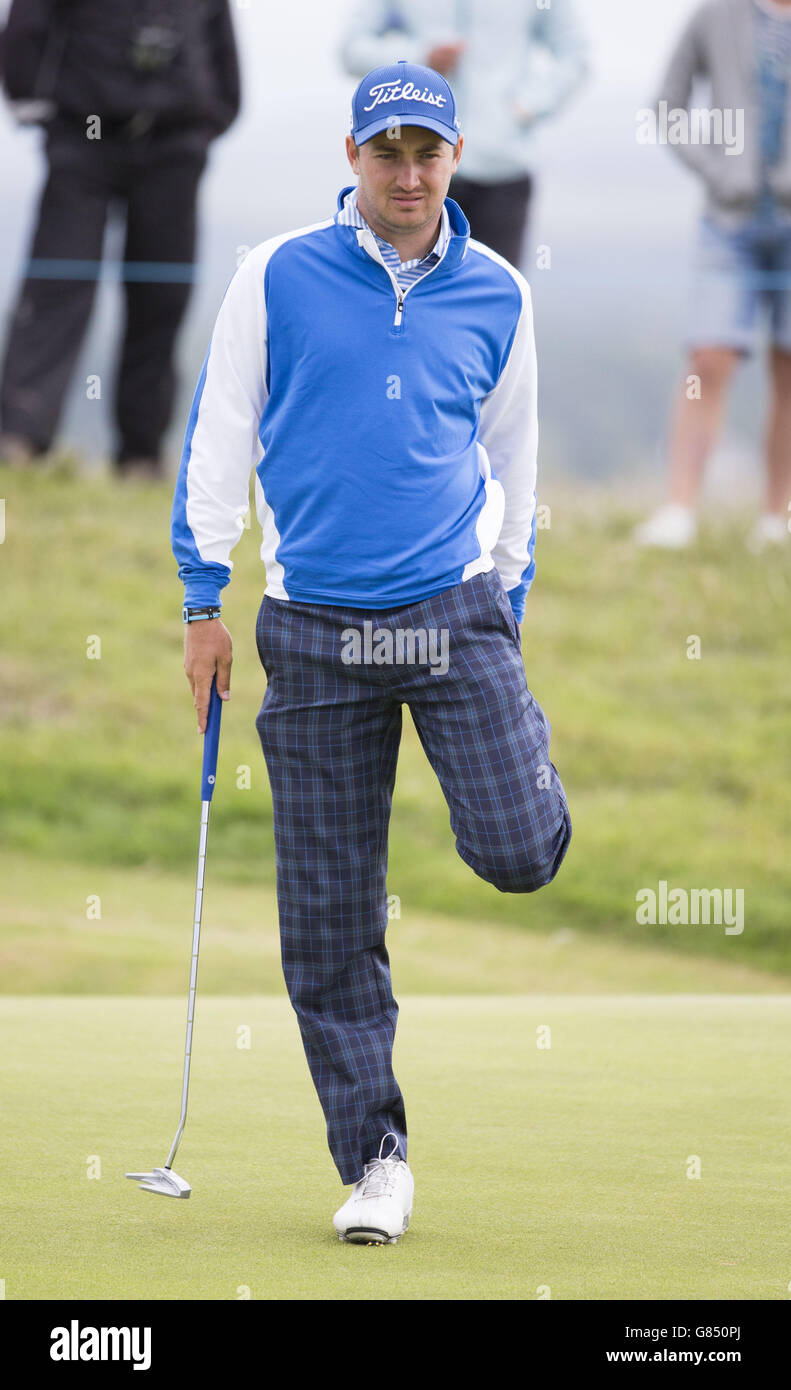 Der englische Daniel Brooks hat am dritten Tag der Scottish Open im Gullane Golf Club, East Lothian, eine Strecke auf dem 17. Green. DRÜCKEN SIE VERBANDSFOTO. Bilddatum: Samstag, 11. Juli 2015. Siehe PA Geschichte GOLF Gullane. Der Bildnachweis sollte lauten: Kenny Smith/PA Wire. EINSCHRÄNKUNGEN: Nur für redaktionelle Zwecke. Keine kommerzielle Nutzung. Keine falsche kommerzielle Vereinigung. Keine Videoemulation. Keine Bildbearbeitung. Stockfoto