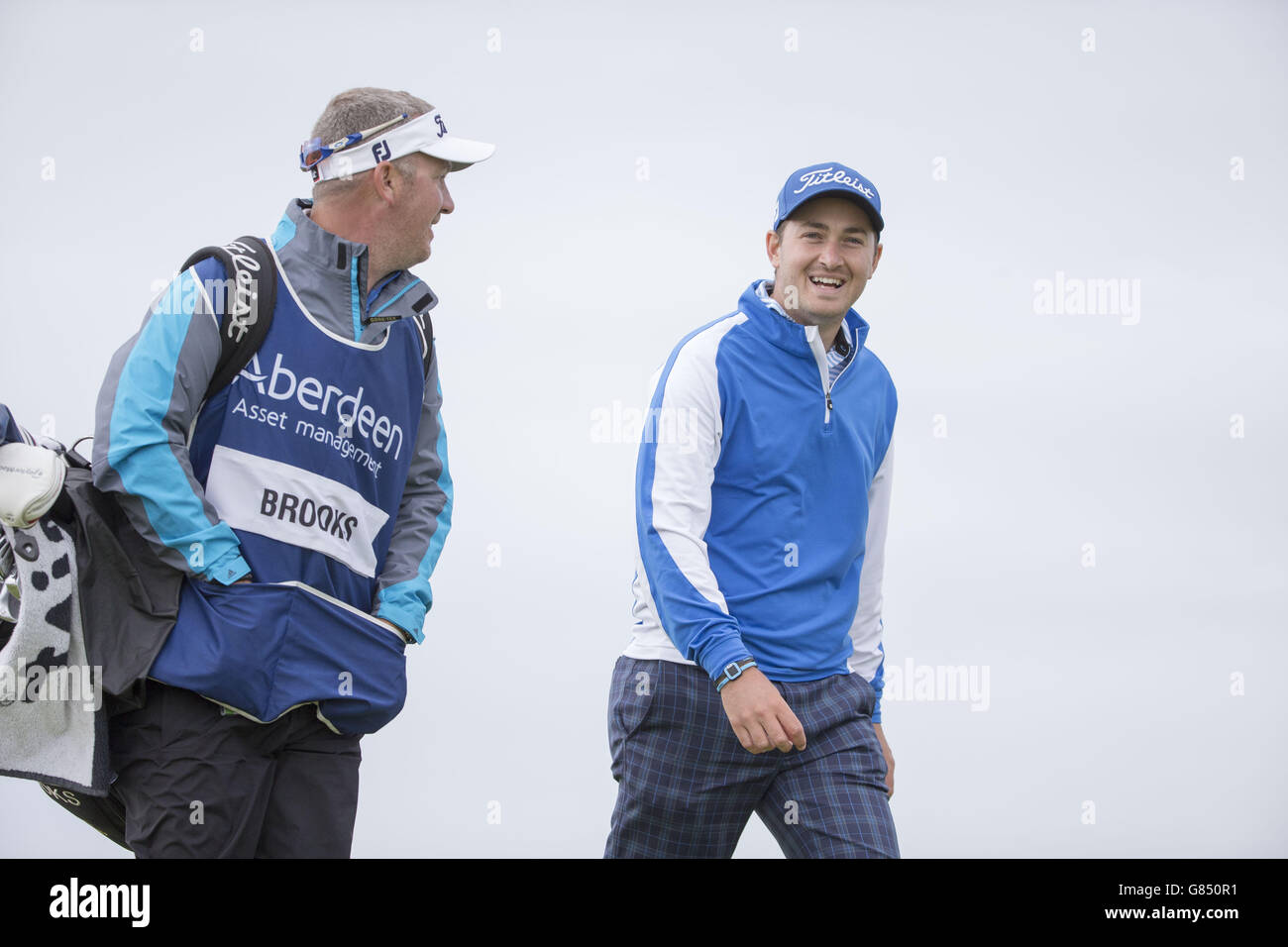 Der englische Daniel Brooks lacht mit seinem Caddy am dritten Tag der Scottish Open im Gullane Golf Club, East Lothian. DRÜCKEN SIE VERBANDSFOTO. Bilddatum: Samstag, 11. Juli 2015. Siehe PA Geschichte GOLF Gullane. Der Bildnachweis sollte lauten: Kenny Smith/PA Wire. EINSCHRÄNKUNGEN: Keine kommerzielle Nutzung. Keine falsche kommerzielle Vereinigung. Keine Videoemulation. Keine Bildbearbeitung. Stockfoto
