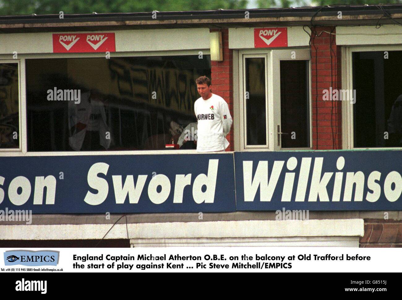 England Kapitän Michael Atherton O.B.E. auf dem Balkon von Old Trafford vor dem Spielbeginn gegen Kent Stockfoto
