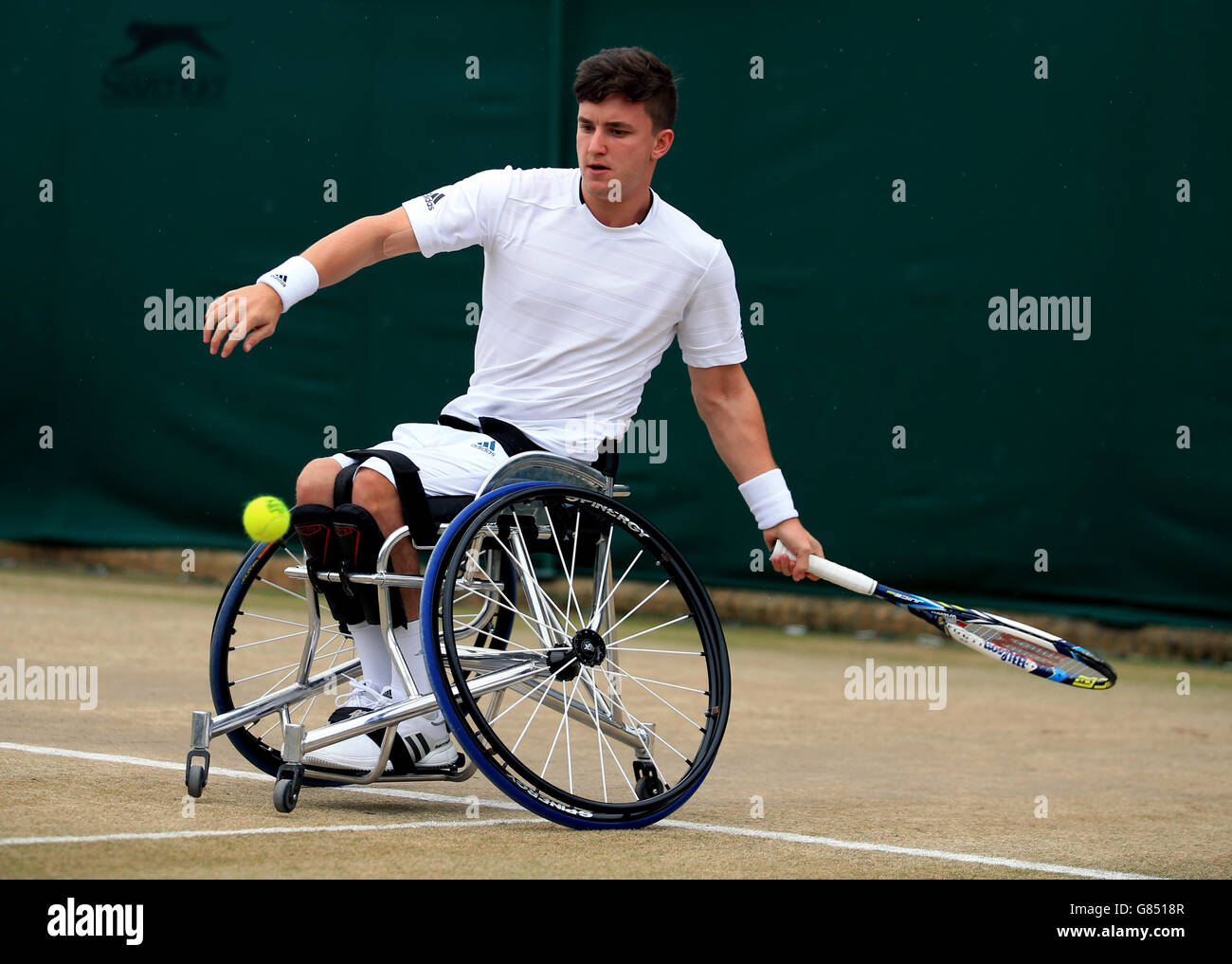 Gordon Reid in Aktion im Männer-Rollstuhl-Doppel während des Tages dreizehn der Wimbledon Championships im All England Lawn Tennis und Croquet Club, Wimbledon. Stockfoto