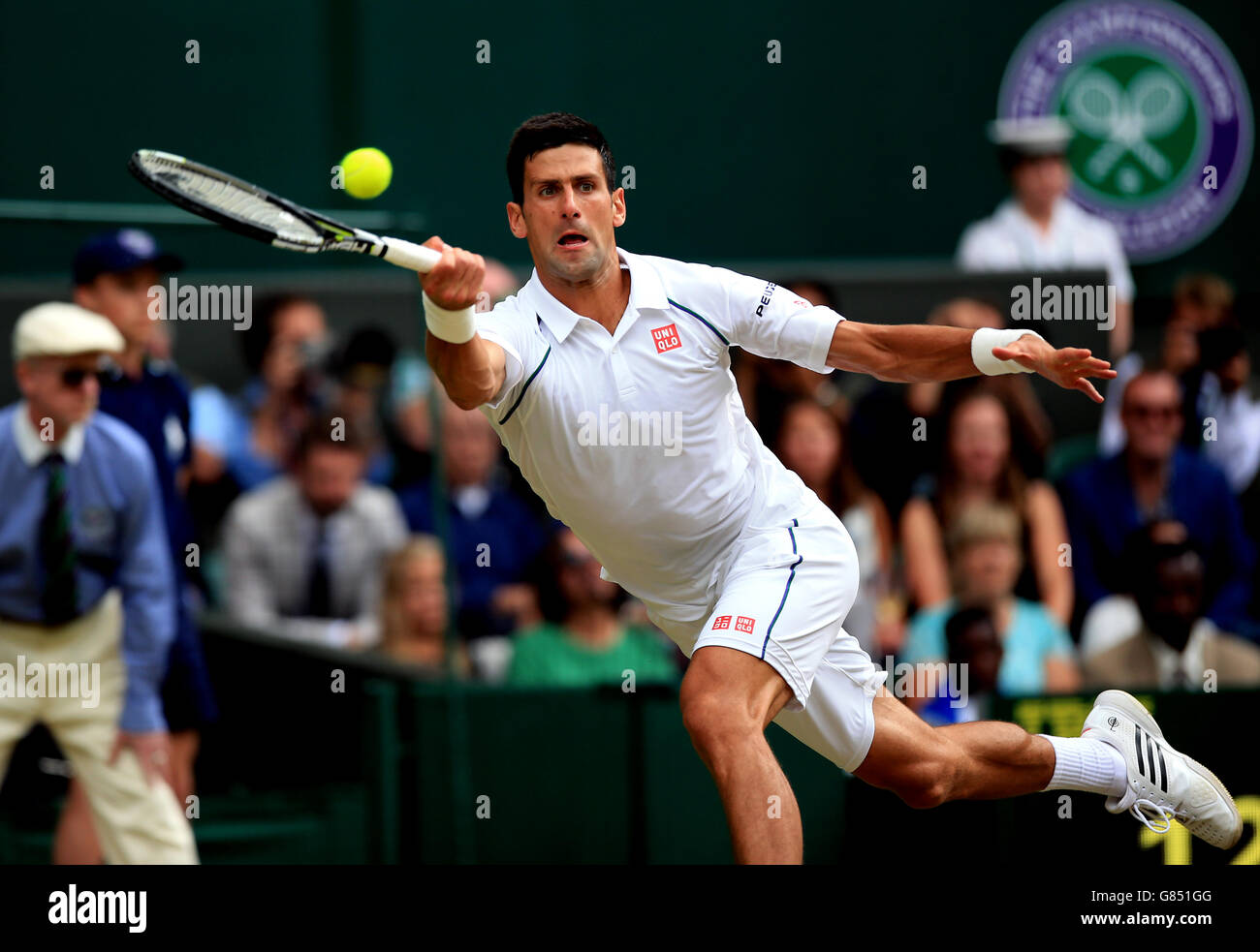 Novak Djokovic in Aktion gegen Roger Federer im Men's Single's Final am dreizehn. Tag der Wimbledon Championships beim All England Lawn Tennis und Croquet Club in Wimbledon. Stockfoto