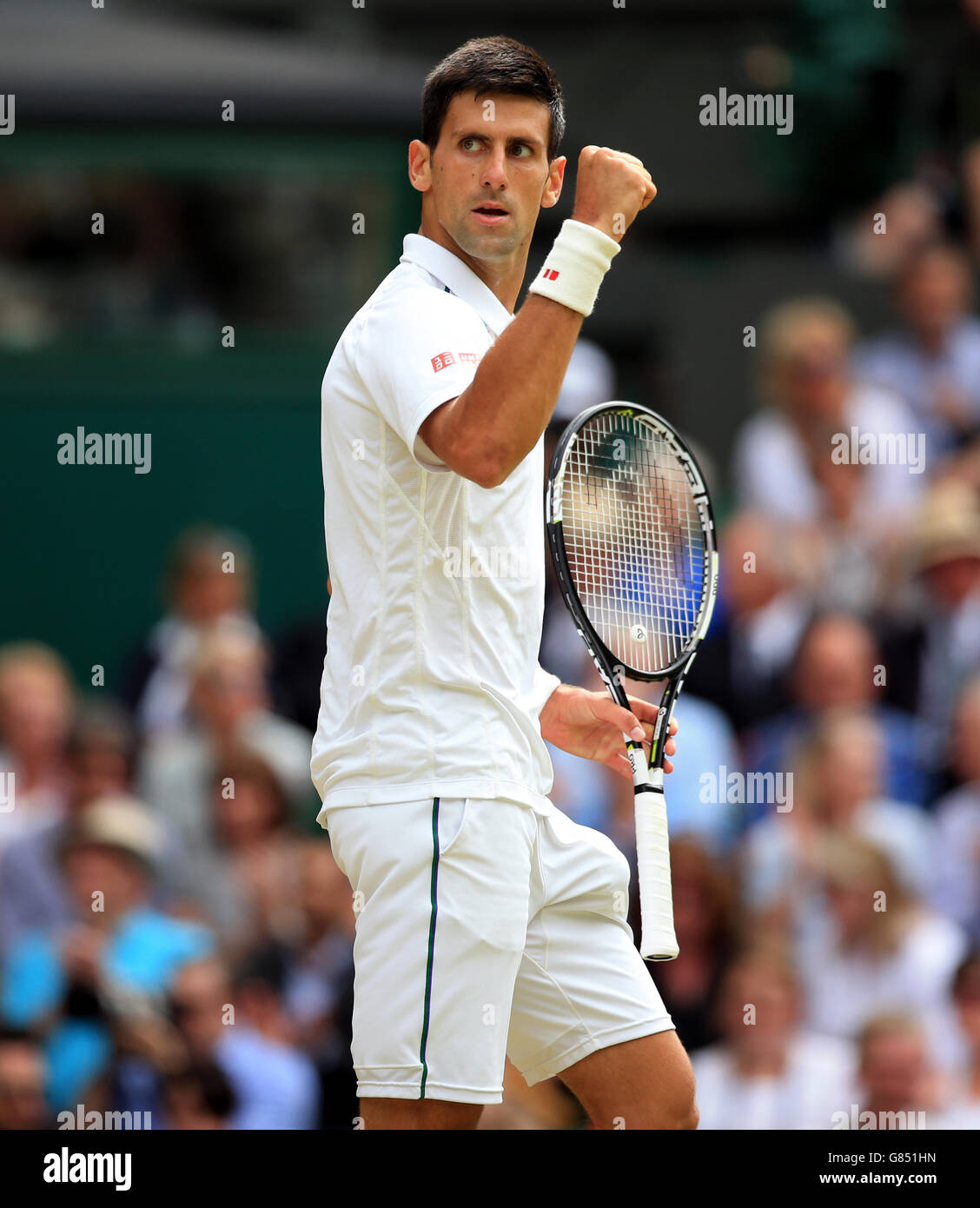 Novak Djokovic feiert seinen Aufschlag gegen Roger Federer im Männer-Einzel-Finale während des dreizehn Tages der Wimbledon Championships im All England Lawn Tennis und Croquet Club, Wimbledon. Stockfoto