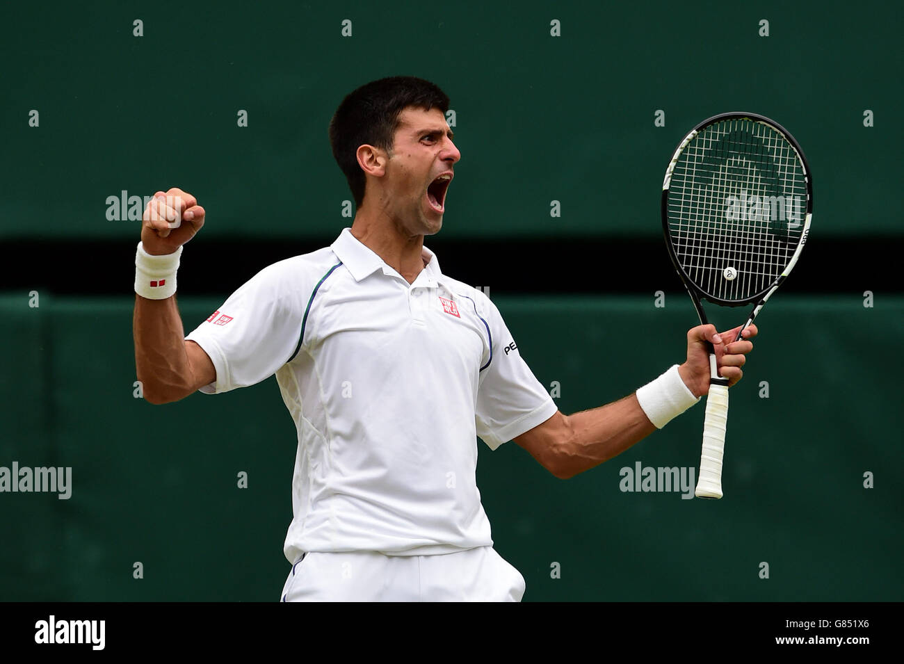 Novak Djokovic feiert den Sieg über Roger Federer im Finale der Herren Singles am dreizehn. Tag der Wimbledon Championships im All England Lawn Tennis und Croquet Club in Wimbledon. Stockfoto