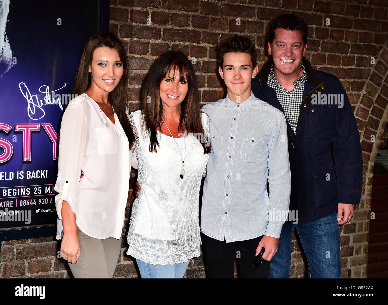 Linda Lusardi (2. Links), Sam Kane (rechts) und Familie bei der Pressenacht für das Musical Dusty im Charing Cross Theatre, London. Stockfoto