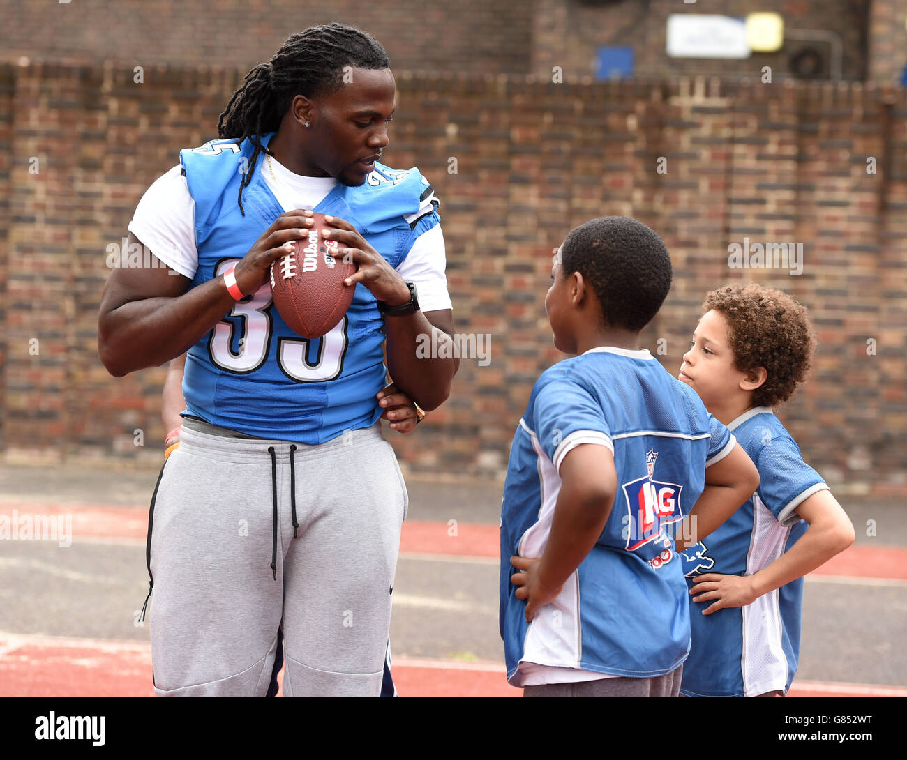 Detroit Lions Joique Bell gibt jungen Menschen beim International Series Media Day im Black Prince Community Hub in London attraktive Tipps. Stockfoto