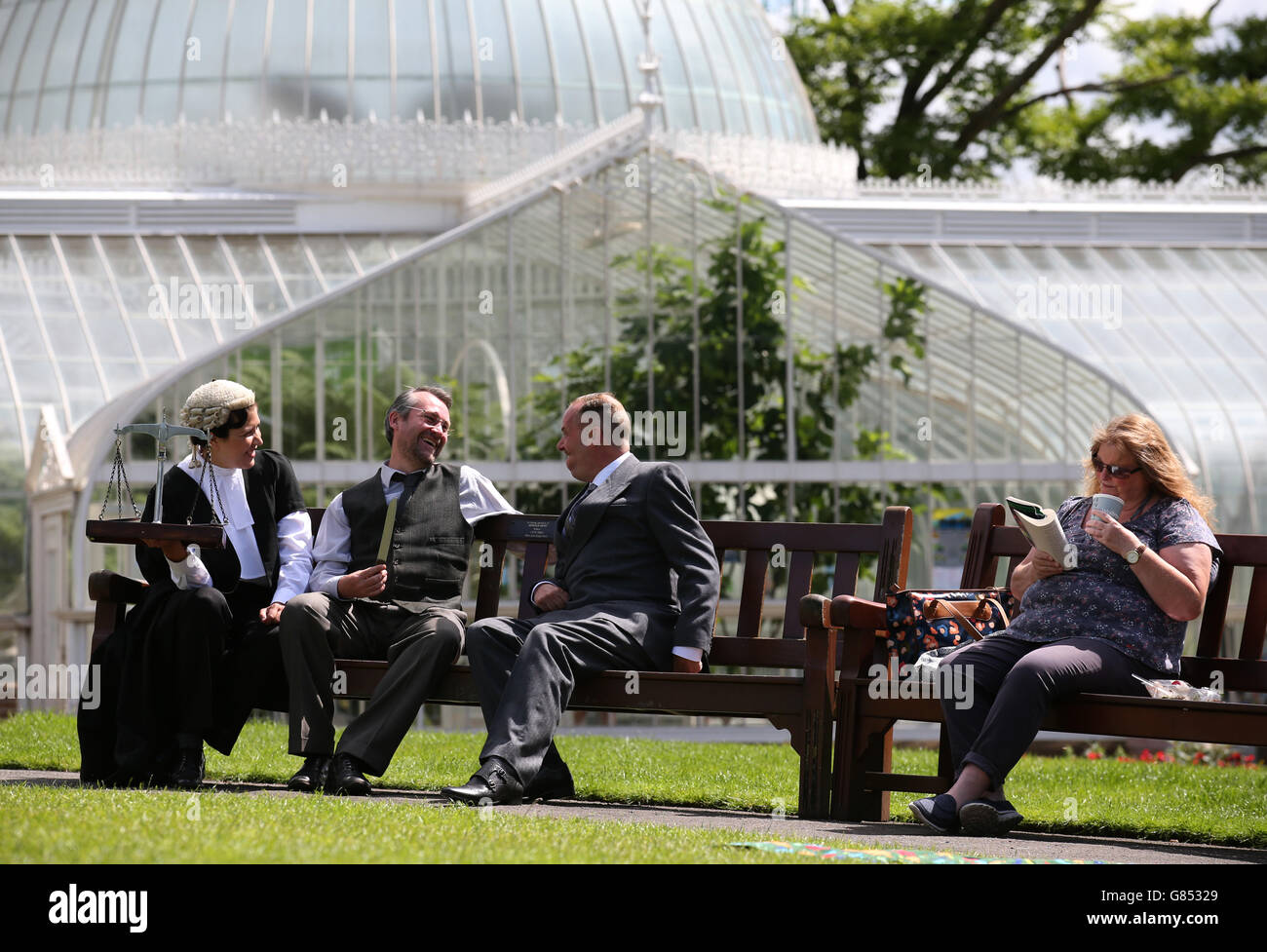 Schauspieler von Bard in the Botanics (von links nach rechts) Nicole Copper spielen Portia, Kirk Bage spielen Shylock und Alan Steele spielen Antonio, während sie sich entspannen, bevor sie eine Szene aus Shakespeares The Merchant of Venice spielen, die vom 18. Juli bis 1. August in den Botanischen Gärten von Glasgow stattfindet. Stockfoto