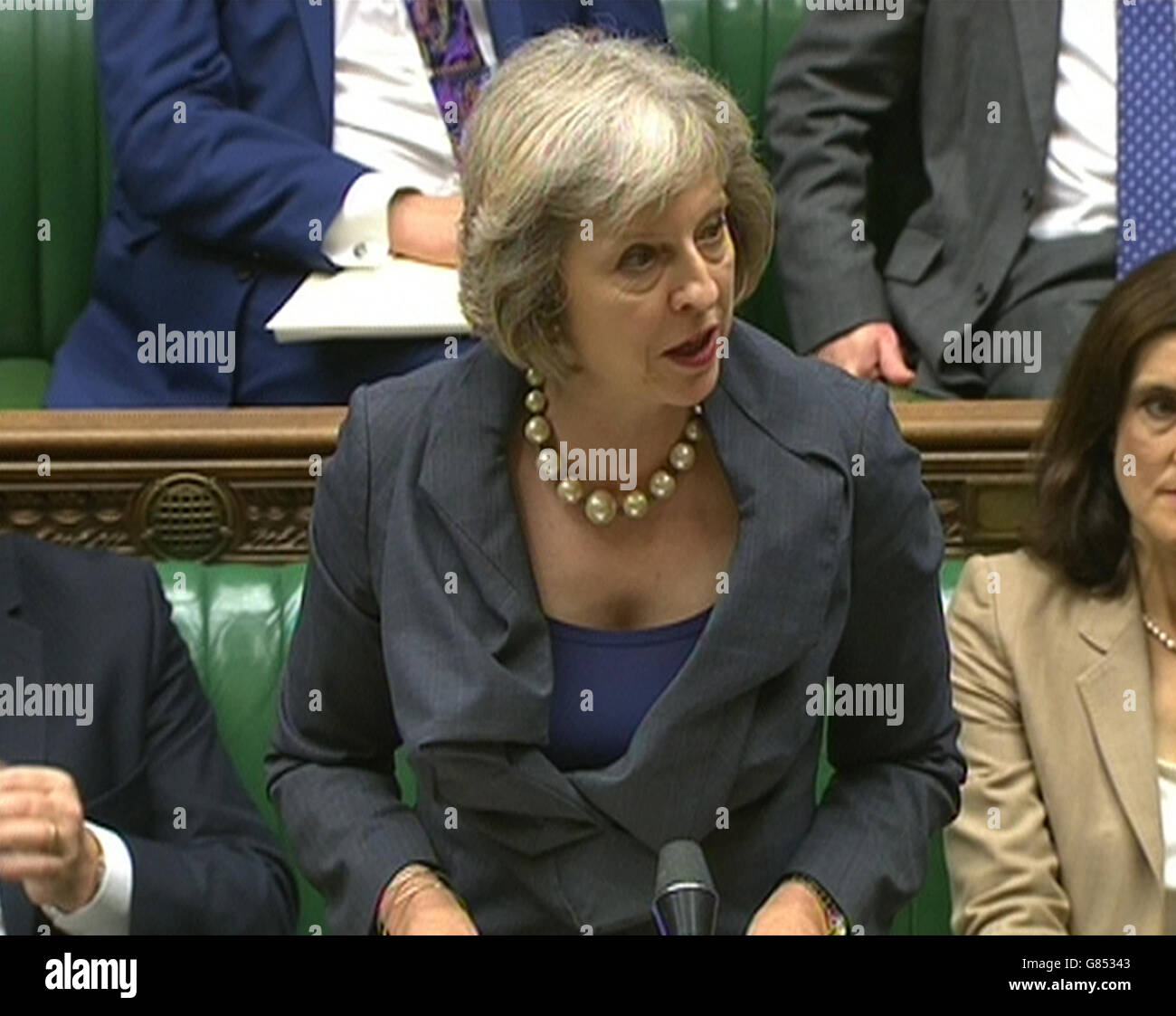 Innenministerin Theresa May, wie sie im Unterhaus ankündigt, dass die Polizei nicht in der Lage sein wird, Wasserwerfer einzusetzen, um schwere öffentliche Unruhen in England und Wales zu kontrollieren. Stockfoto