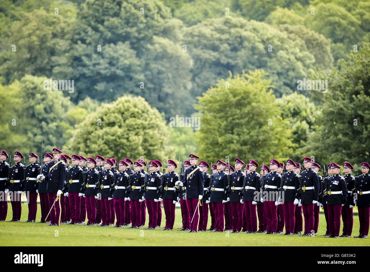 Soldaten der Königlichen Hussaren (KRH) nehmen an einer Parade zum 300. Jahrestag der Gründung des Regiments im Tedworth Park, Tidworth, Wiltshire, Teil. Stockfoto