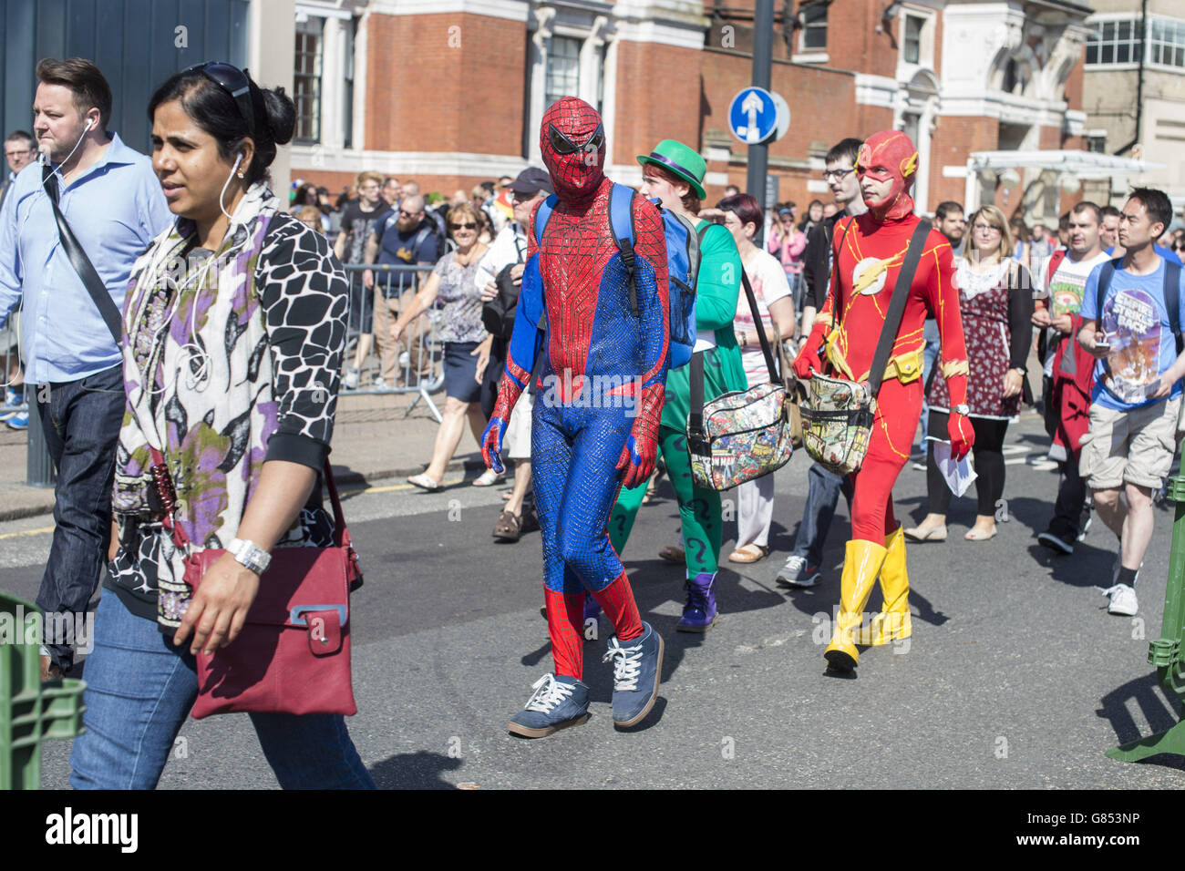 Besucher in Kostümen stehen vor der London Film and Comic Con, die im Olympia in Kensington, London, stattfindet. Stockfoto