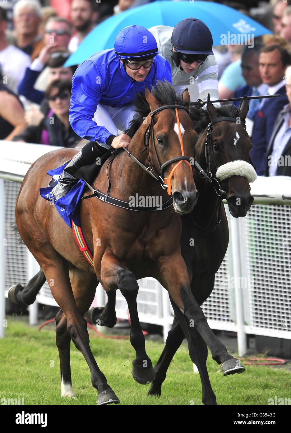 Final Frontier unter Shane Foley (links), bevor er die Jebel Ali Racecourse & Stables gewann Anglesey vor Miss Katie Mae, die am ersten Tag des Darley Irish Oaks Weekend auf der Curragh Racecourse, Kildare, von Colin Keane gefahren wurde. Stockfoto