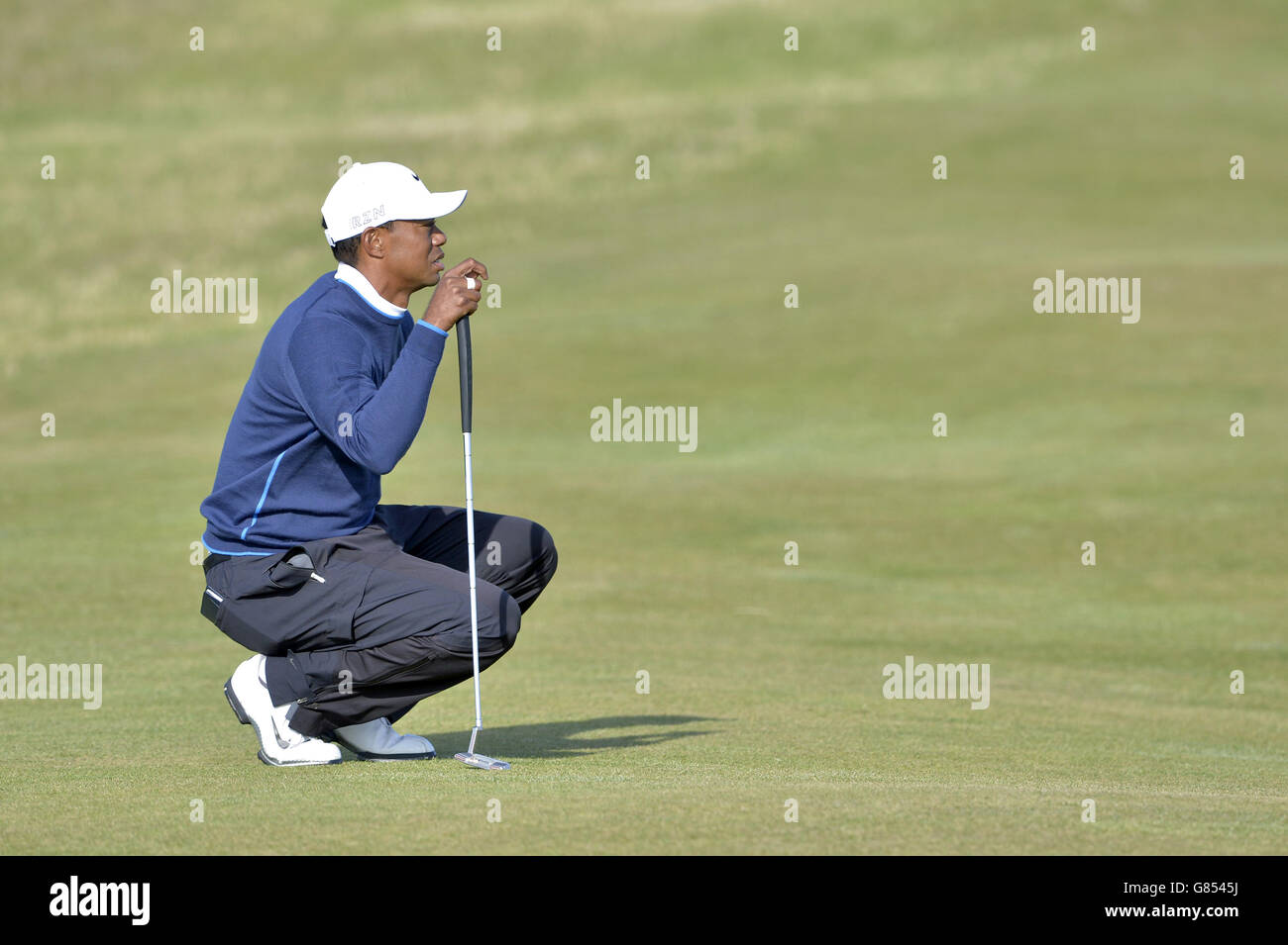 Golf - The Open Championship 2015 - Tag Drei - St Andrews. US's Tiger Woods reiht sich am 14. Am dritten Tag der Open Championship 2015 in St Andrews, Fife, einen Putt ein. Stockfoto