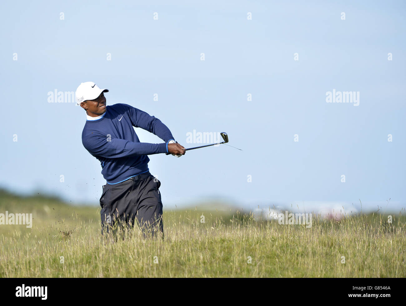 USA's Tiger Woods auf dem 15. Fairway während des dritten Tages der Open Championship 2015 in St Andrews, Fife. Stockfoto