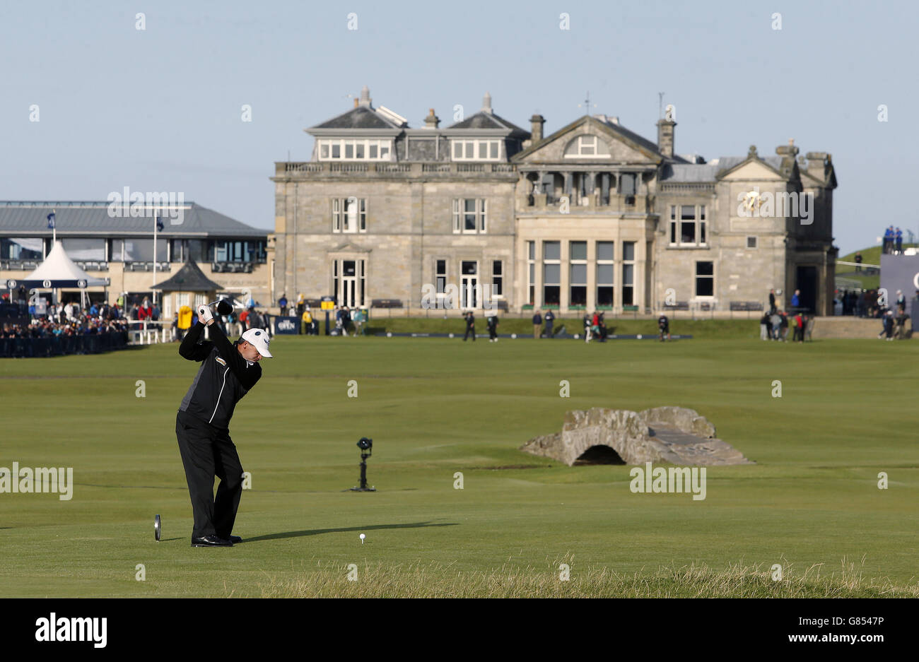 Schottlands Paul Lawrie schlägt am dritten Tag der Open Championship 2015 in St Andrews, Fife, den 18. Ab. Stockfoto