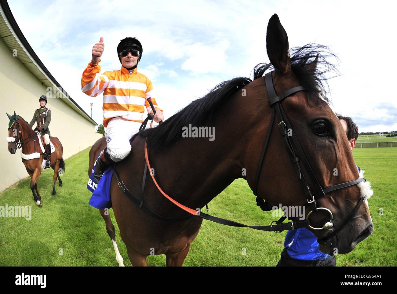 Pat Smullen feiert, nachdem er am ersten Tag des Darley Irish Oaks Weekend auf der Curragh Racecourse, Kildare, die Covert Love gewonnen hat. Stockfoto