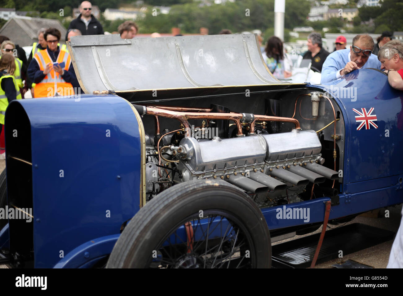 Der historische Sunbeam-Rennwagen, der einst den Spitznamen Bluebird von Sir Malcolm Campbell trug, kehrt nach Pendine Sands in Wales zurück, wo Malcom heute vor 90 Jahren mit dem 350 PS starken Auto 150 km/h erreichte. Stockfoto