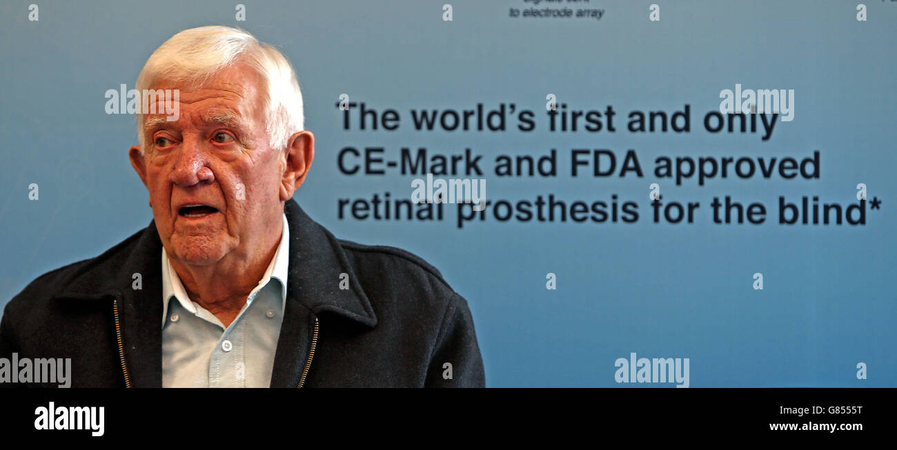 Der sehbehinderte Rentner Raymond Flynn, 80, aus Audenshaw, Manchester, spricht während einer Pressekonferenz im Manchester Royal Infirmary, nachdem er seine zentrale Sehkraft zum ersten Mal seit fast einem Jahrzehnt wiederhergestellt hatte, nachdem er ein bionisches Auge erhalten hatte, Und ist der weltweit erste Patient mit fortgeschrittener trockener altersbedingter Makuladegeneration (AMD), der sich dem Verfahren unterzogen hat. Stockfoto