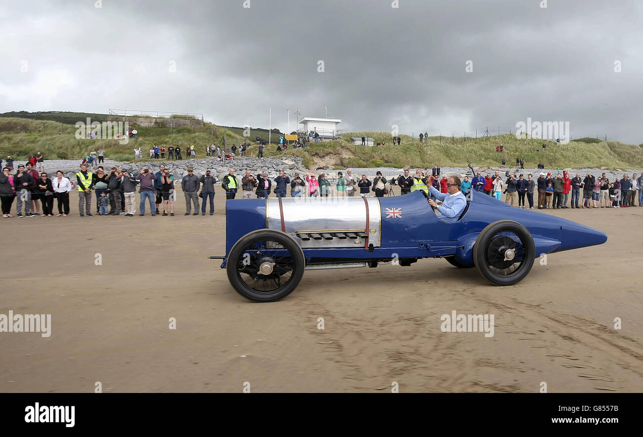 Sir Malcom Campbells Enkel Don Wales fährt den historischen Sunbeam-Wagen seines Großvaters mit dem Spitznamen Bluebird auf Pendine Sands in Wales, wo das Fahrzeug heute vor 150 km/h erreichte. DRÜCKEN Sie VERBANDSFOTO. Bilddatum: Dienstag, 21. Juli 2015. Aus diesem Anlass machte Don einen Low-Speed-Lauf im Fahrzeug. Bildnachweis sollte lauten: Steve Parsons/PA Wire Stockfoto