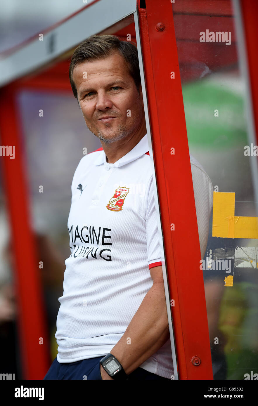 Fußball - vor der Saison freundlich - Swindon Town / Aston Villa - The County Ground. Swindon Town Manager Mark Cooper vor dem Anpfiff Stockfoto