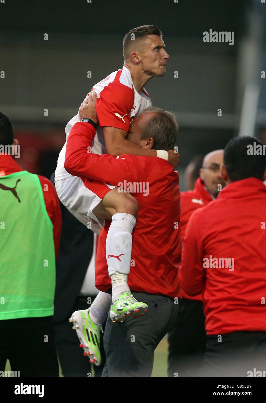 Bernard Berisha von KS Skenderbeu feiert das erste Tor seiner Mannschaft während der zweiten Qualifikationsrunde der UEFA Champions League, Second Leg, in Seaview, Belfast. Stockfoto