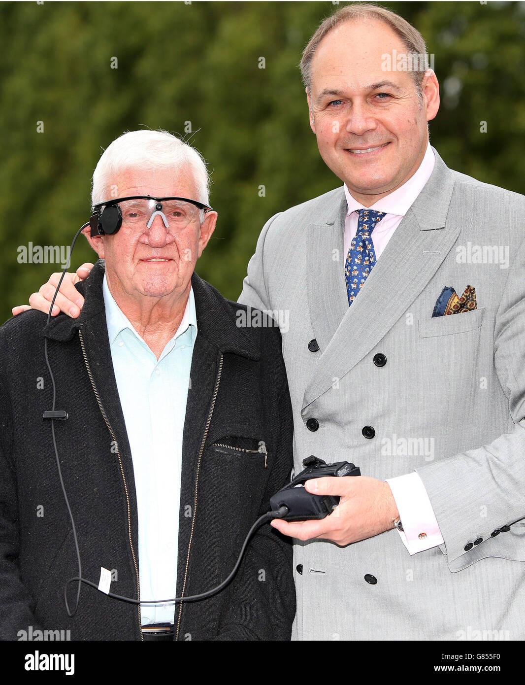 Der sehbehinderte Rentner Raymond Flynn, 80, aus Audenshaw, Manchester, und Chirurg Professor Paulo Stagna (rechts) von der Wellcome Trust Clinical Research Facility am University Manchester Hospital, während einer Pressekonferenz im Manchester Royal Infirmary, Nachdem Herr Flynn sein zentrales Sehvermögen zum ersten Mal seit fast einem Jahrzehnt wiederhergestellt hatte, nachdem er ein bionisches Auge erhalten hatte, ist er der weltweit erste Patient mit fortgeschrittener trockener altersbedingter Makuladegeneration (AMD), der sich dem Verfahren unterzogen hat. Stockfoto