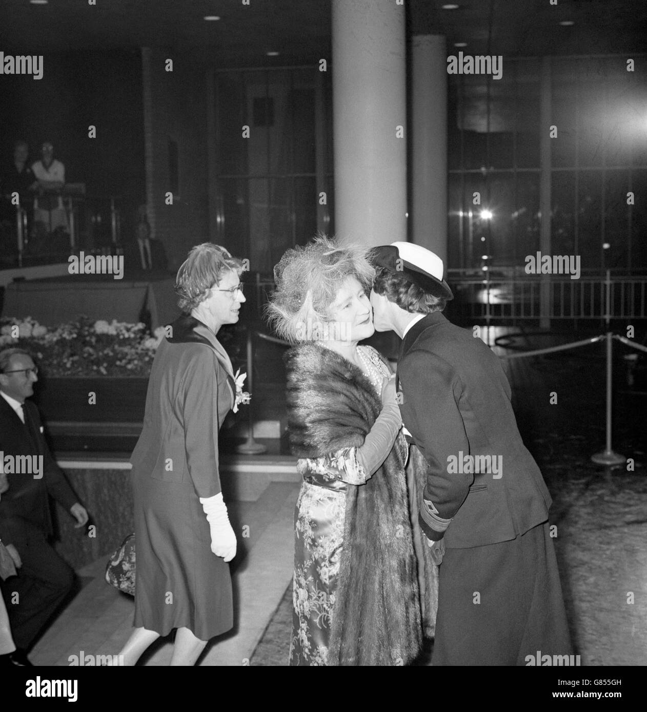 In der Uniform des Hauptkommandanten WRNS umarmt die Herzogin von Kent die Queen Mother bei ihrer Ankunft in der Royal Festival Hall für die Wren Reunion. Offiziere und Ratings des Royal Women's Naval Service, die seit 1939 ununterbrochen Dienst geleistet haben, wurden der Queen Mother in Anerkennung ihrer Dienste überreicht. Es ist der 21. Jahrestag der gegenwärtigen WRNS, die 1939 nach ihrer Einführung im Ersten Weltkrieg reformiert wurde. Stockfoto