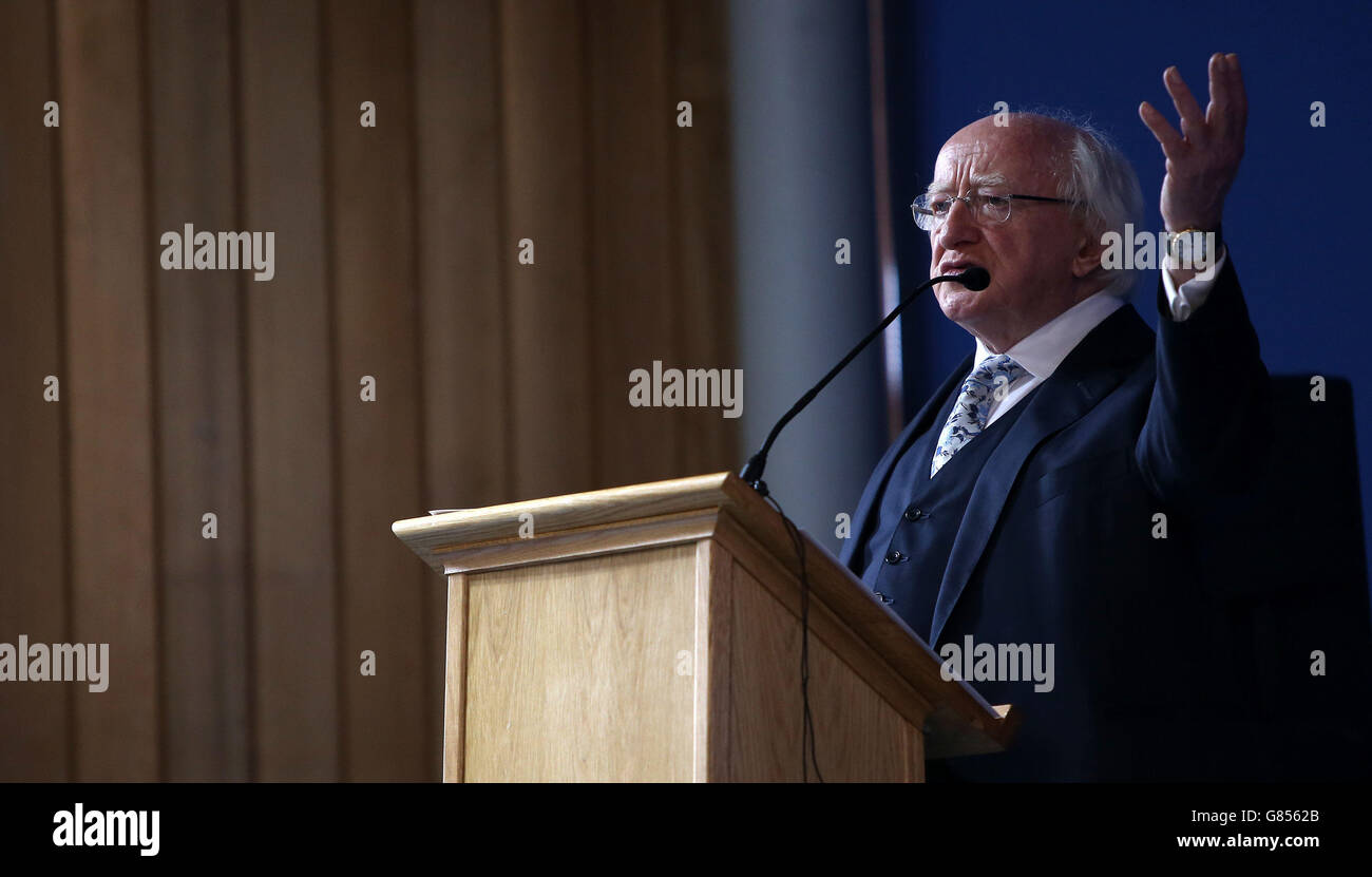 Der irische Präsident Michael D Higgins sprach mit Gästen im Tim Parry Jonathan Ball Friedenszentrum in Warrington, wo er die Menschen dazu drängte, sich an diejenigen zu halten, die in Radikalisierung und Extremismus gedrängt werden könnten. Stockfoto