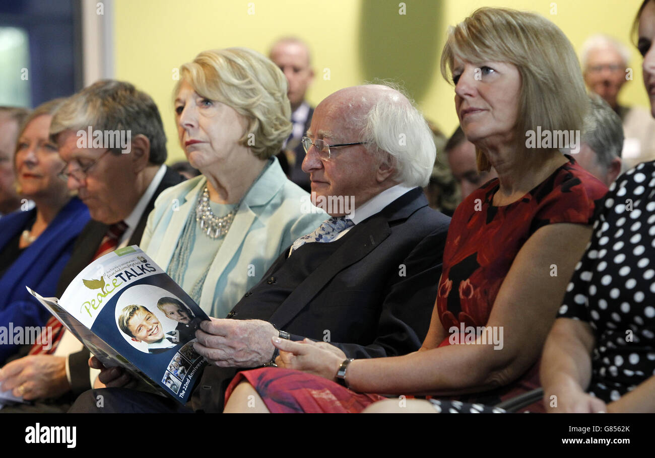 Der irische Präsident Michael D Higgins (Mitte) sitzt mit seiner Frau Sabina (Mitte links), bevor er mit Gästen im Tim Parry Jonathan Ball Friedenszentrum in Warrington spricht, wo er die Menschen dazu aufforderte, sich an diejenigen zu halten, die Gefahr laufen, in Radikalisierung und Extremismus gesogen zu werden. Stockfoto