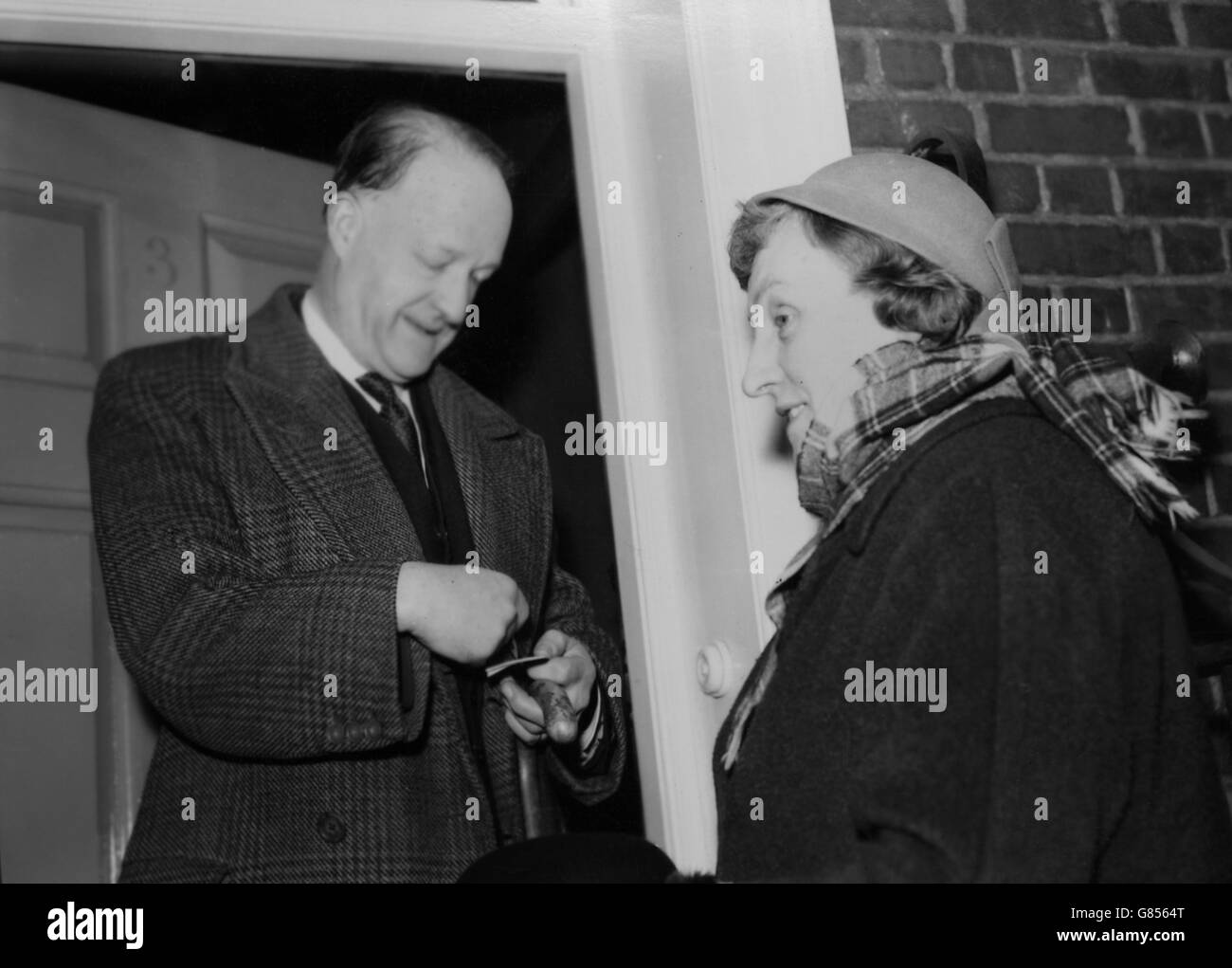 R.A. Butler signiert sein Autogramm vor seinem Haus am Smith Square, London. Bald darauf wurde bekannt gegeben, dass der Schatzkanzler Harold Macmillan zum konservativen Premierminister ernannt wurde. Stockfoto