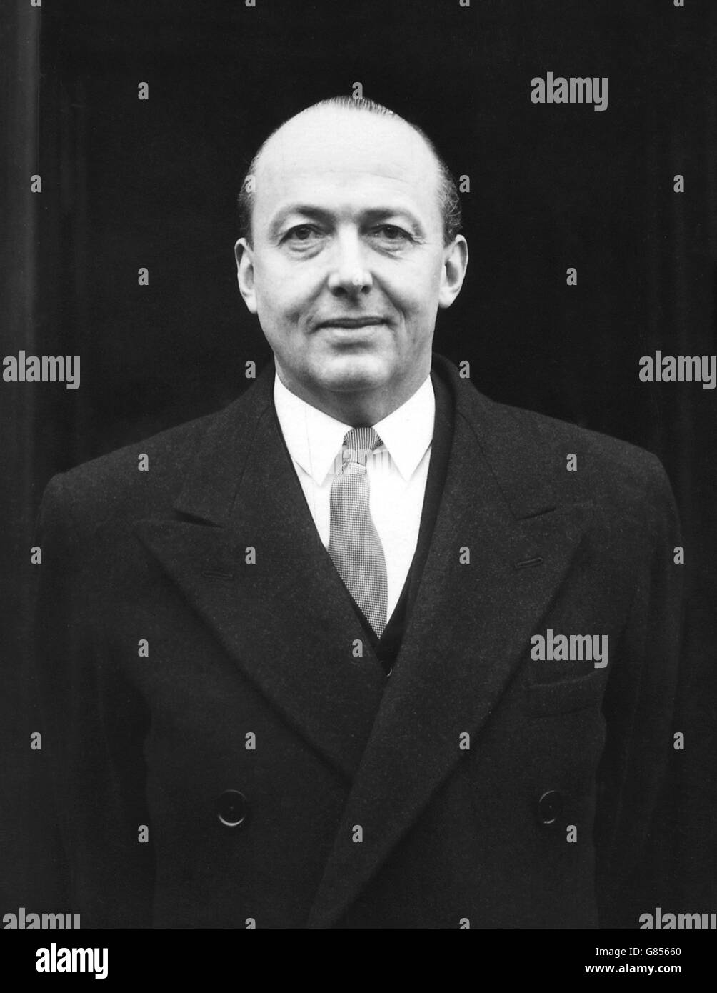 Der neu ernannte Schatzkanzler Peter Thorneycroft verlässt das Schatzamt. Er war auf dem Weg zu seinem alten Büro im Handelsrat, um Auf Wiedersehen zu seinem ehemaligen Personal zu sagen. Stockfoto