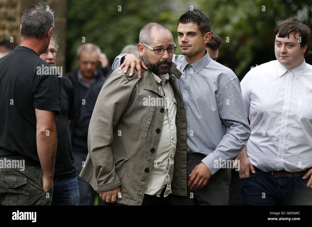 Familie, Freunde und Anwohner versammeln sich sieben Tage nach einer großen Explosion im Werk Wood Treatment Limited, bei der vier Menschen starben, in der St. Mary the Virgin Church in Bosley, Cheshire, zu einem Gottesdienst. Stockfoto