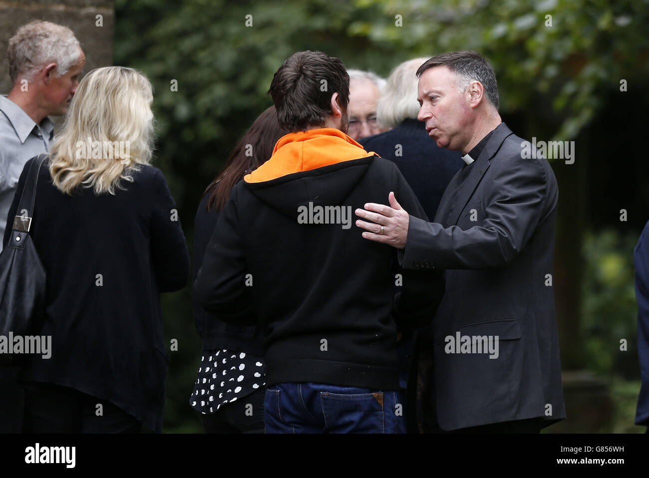 Familie, Freunde und Anwohner versammeln sich sieben Tage nach einer großen Explosion in der Wood Treatment Limited-Anlage in der St. Mary the Virgin Church in Bosley, Cheshire, bei der vier Menschen ums Leben kamen. Stockfoto