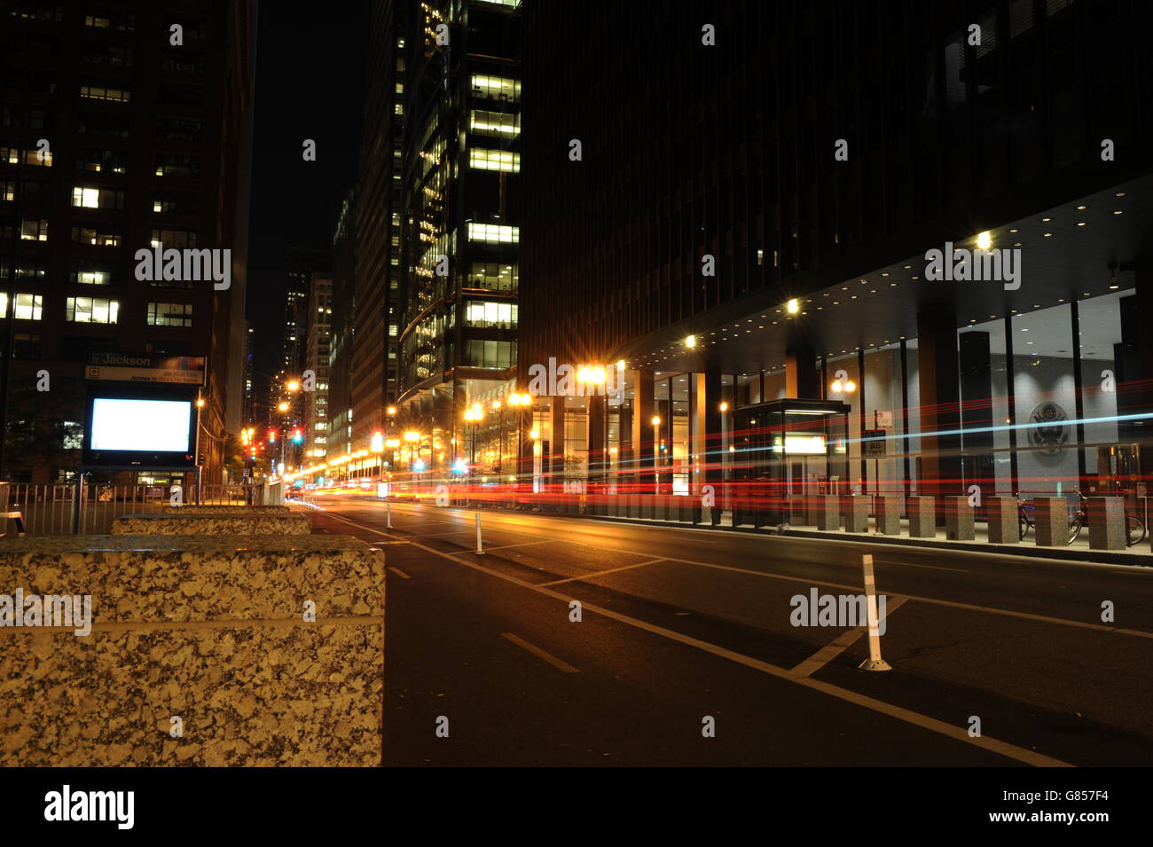 Langzeitbelichtung Nacht erschossen auf der State Street, Chicago. Stockfoto
