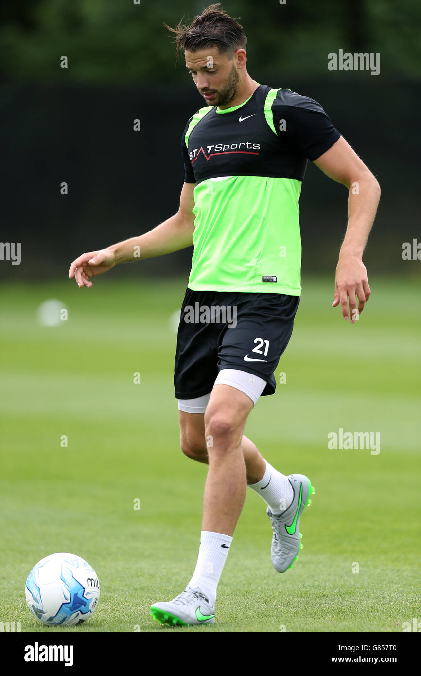 Fußball - Sky Bet League One - Coventry City Training - Ryton Training Ground. Aaron Martin von Coventry City während des Trainings Stockfoto