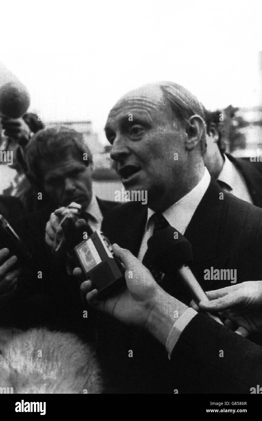 Der Gewerkschaftsführer Neil Kinnock spricht bei der Konferenz der britischen Industrie in Birmingham vor der Presse. Stockfoto