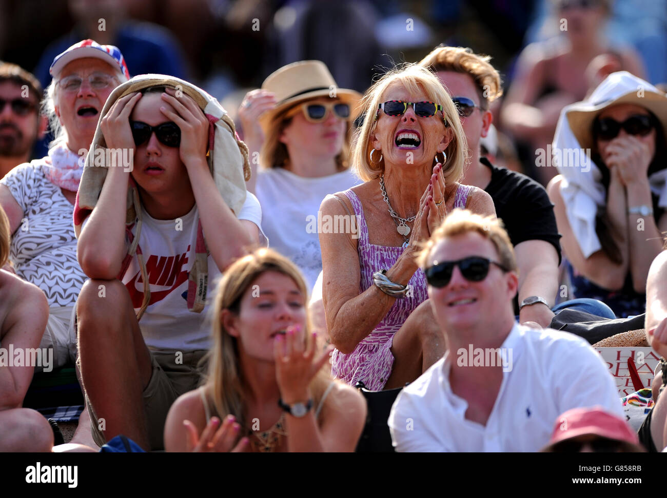 Zuschauer Reaktion von Murray Mound als Andy Murray den zweiten Satz an Roger Federer während des Tages Elf der Wimbledon Championships auf dem All England Lawn Tennis und Croquet Club, Wimbledon. Stockfoto