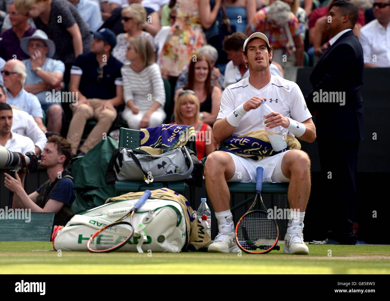 Andy Murray sieht am Tag Elf von den Wimbledon Championships beim All England Lawn Tennis und Croquet Club, Wimbledon, niedergeschlagen aus. Stockfoto