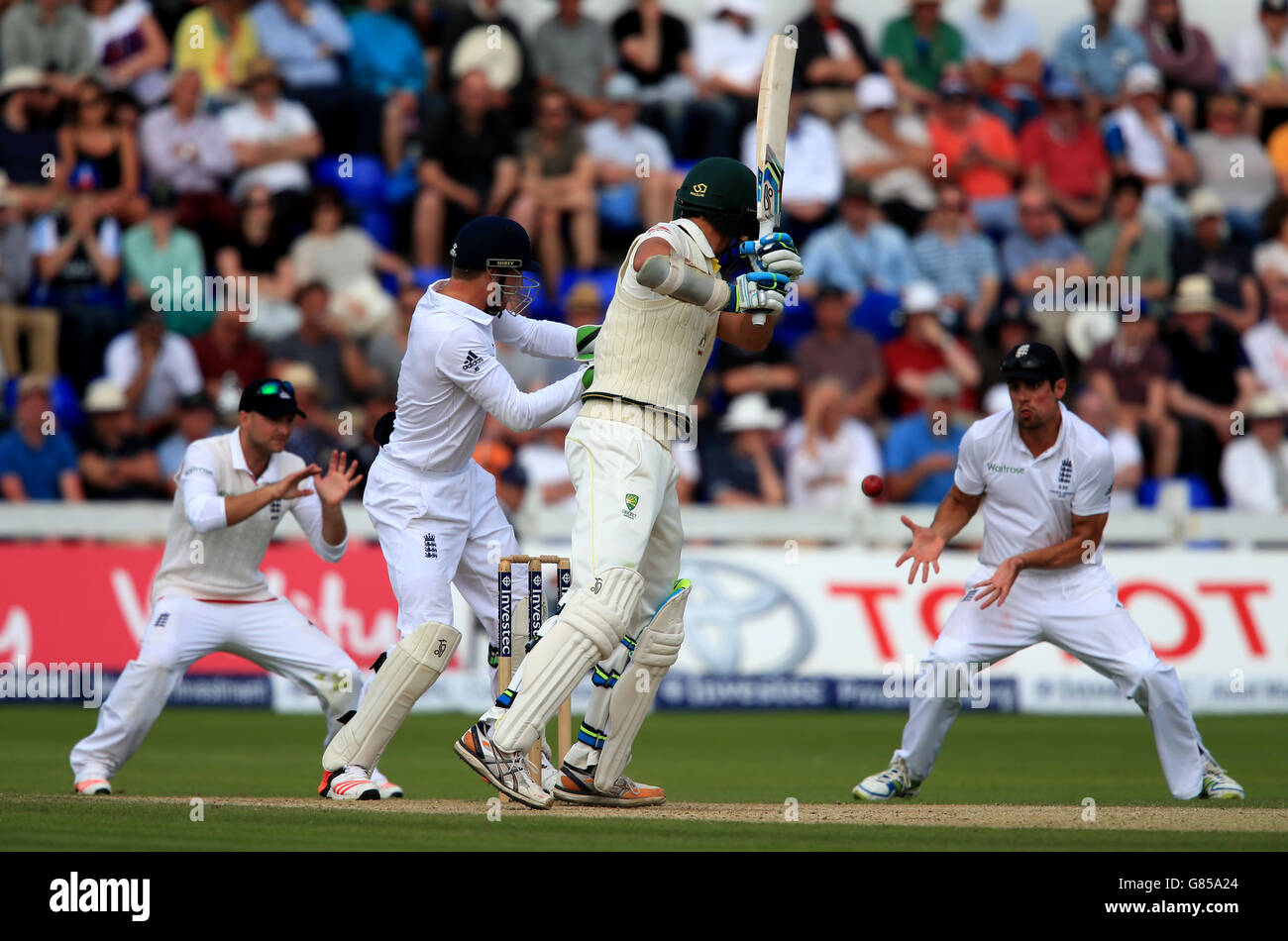 Der englische Adam Lyth (hinten links) fängt den australischen Mitchell Starc vor dem englischen Bowler Joe Root beim ersten Investec Ashes Test im SWALEC Stadium, Cardiff. Stockfoto