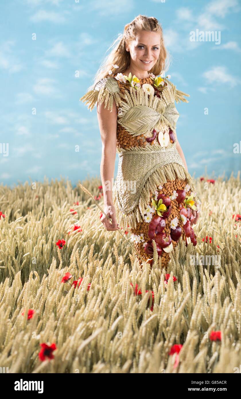 REDAKTIONELLE VERWENDUNG NUR die neu ernannte Special K Markenbotschafterin Tess Daly modelliert ein Kleid, das sie gemeinsam mit Petra Storrs entworfen hat und das aus den Zutaten ihres eigenen Special K Rezepts aus rotem Apfel, Vanille und Mandeln hergestellt wird. Stockfoto