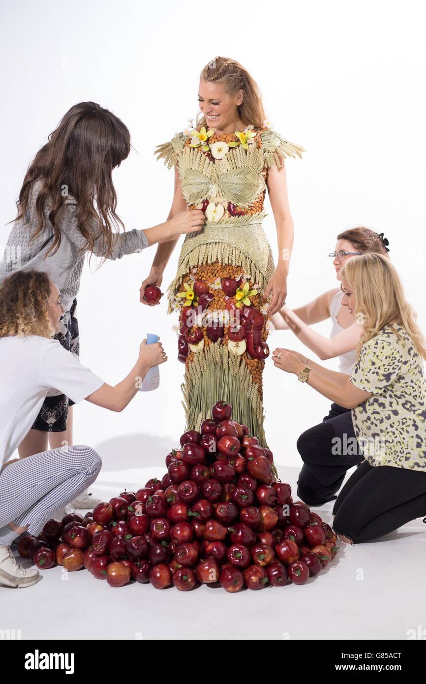 Die neu ernannte Special K Markenbotschafterin Tess Daly modelliert ein Kleid, das sie gemeinsam mit Petra Storrs entworfen hat und das aus den Zutaten ihres eigenen Special K Rezepts aus rotem Apfel, Vanille und Mandeln hergestellt wird. Stockfoto